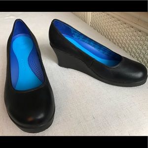 NEW, never worn Crocs Black Wedges Sz 9 WIDE